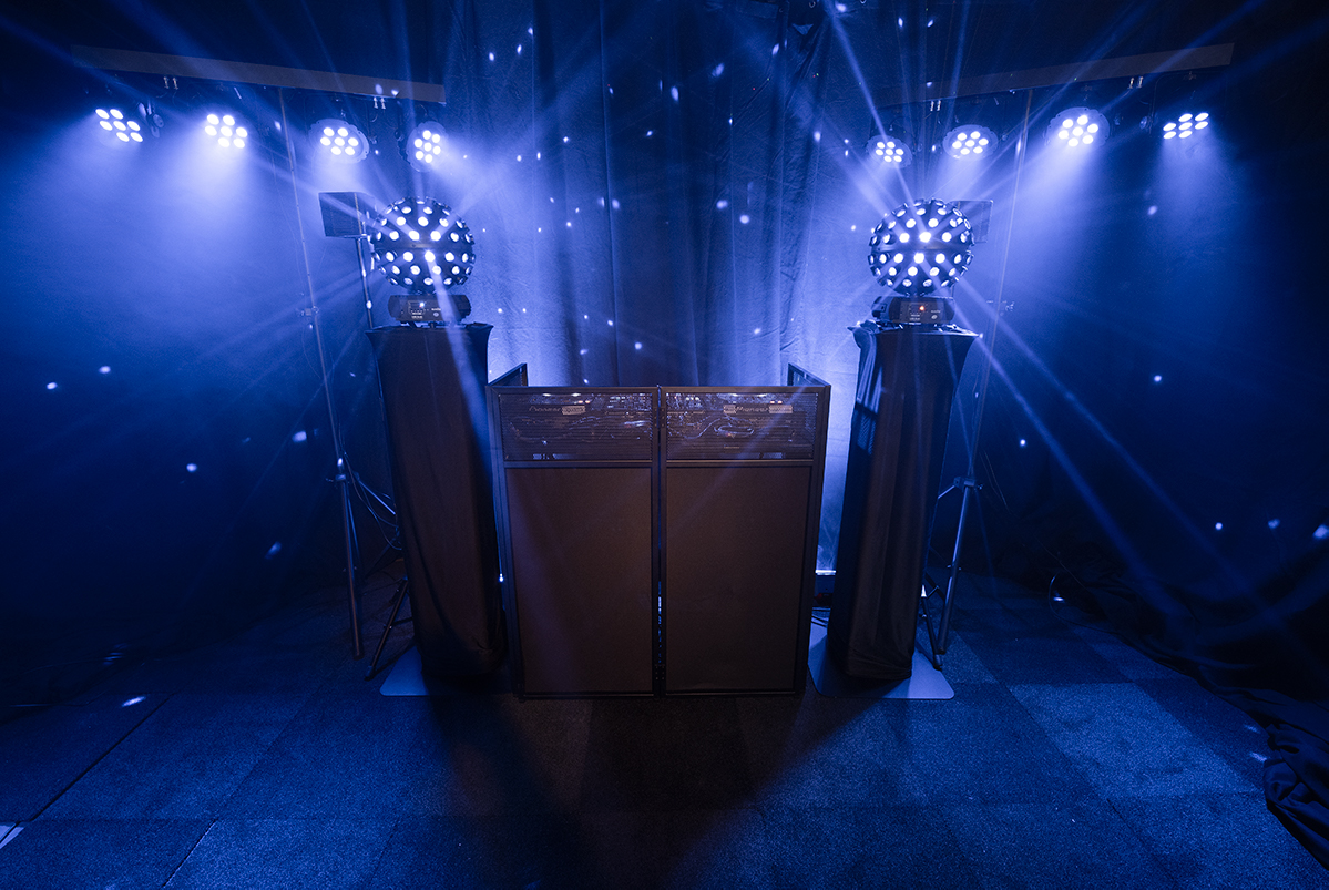 Compacte dj booth zwart huren