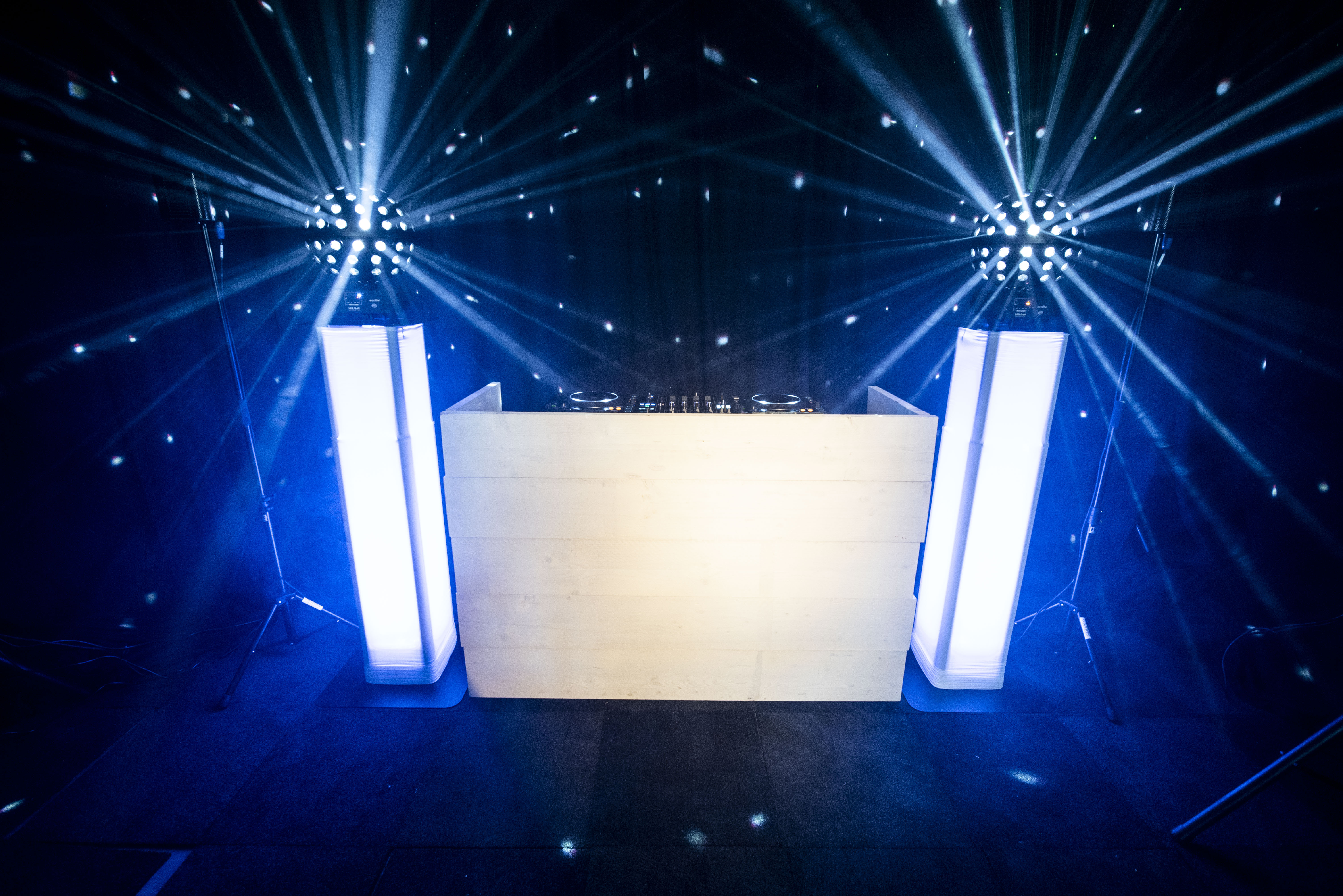 DJ booth steigerhout wit huren