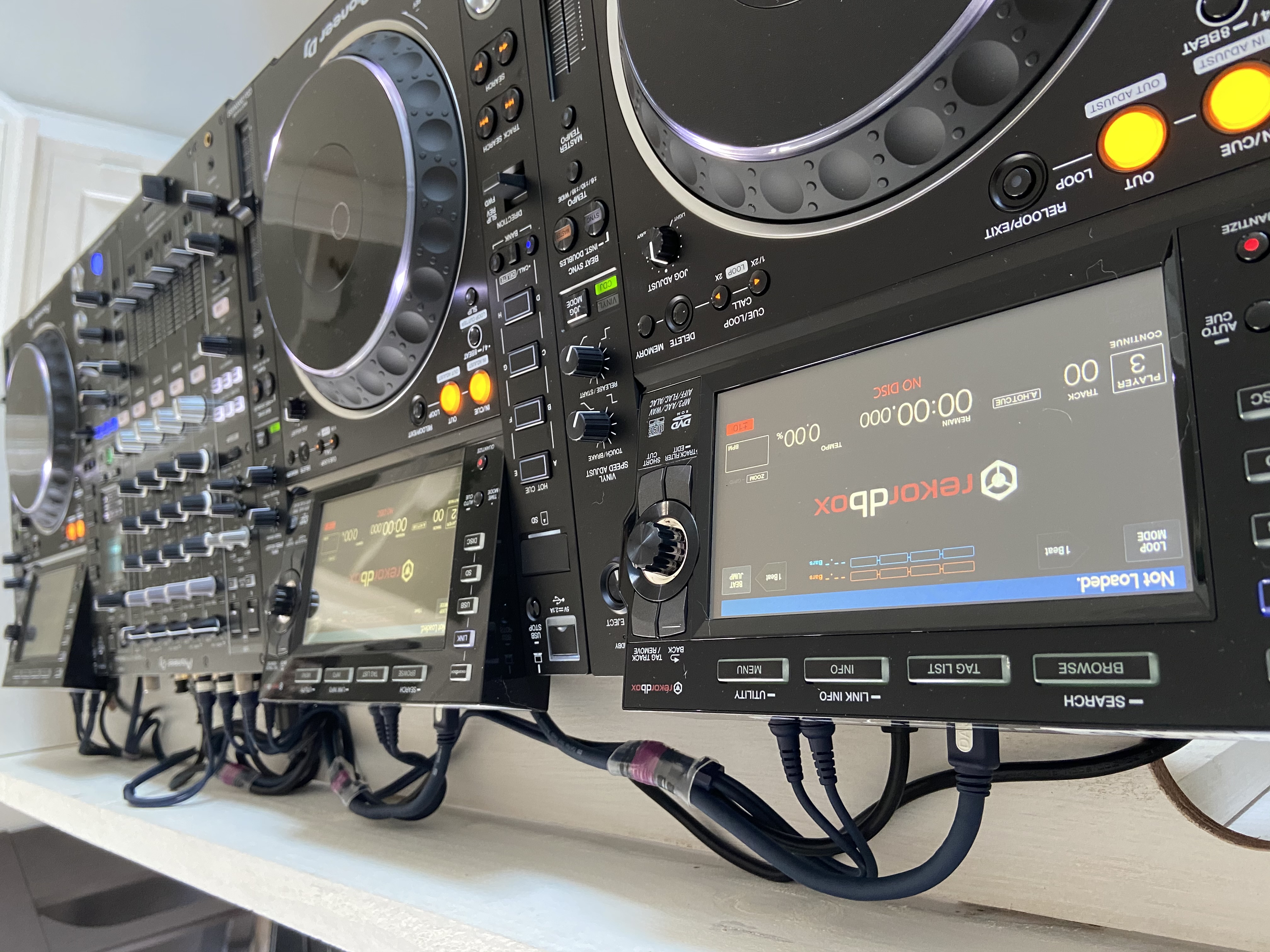 dj booth steigerout wit