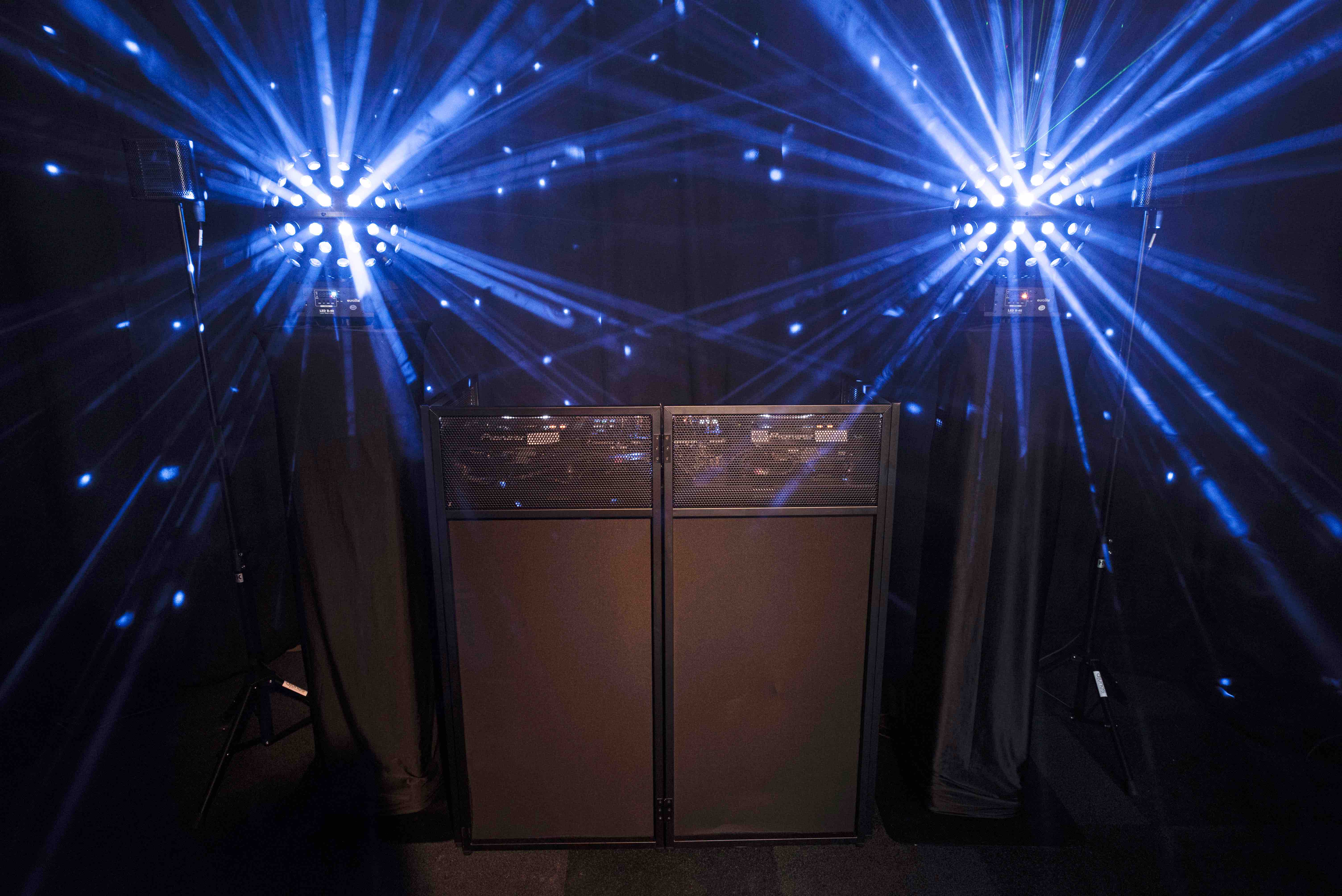 Compacte dj booth huren