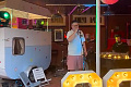 Karaoke pianist achter de piano tijdens een optreden