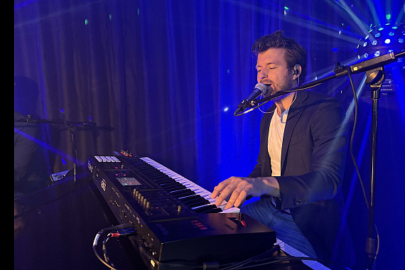 Karaoke pianist achter de piano tijdens een optreden