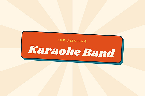 Karaoke pianist achter de piano tijdens een optreden